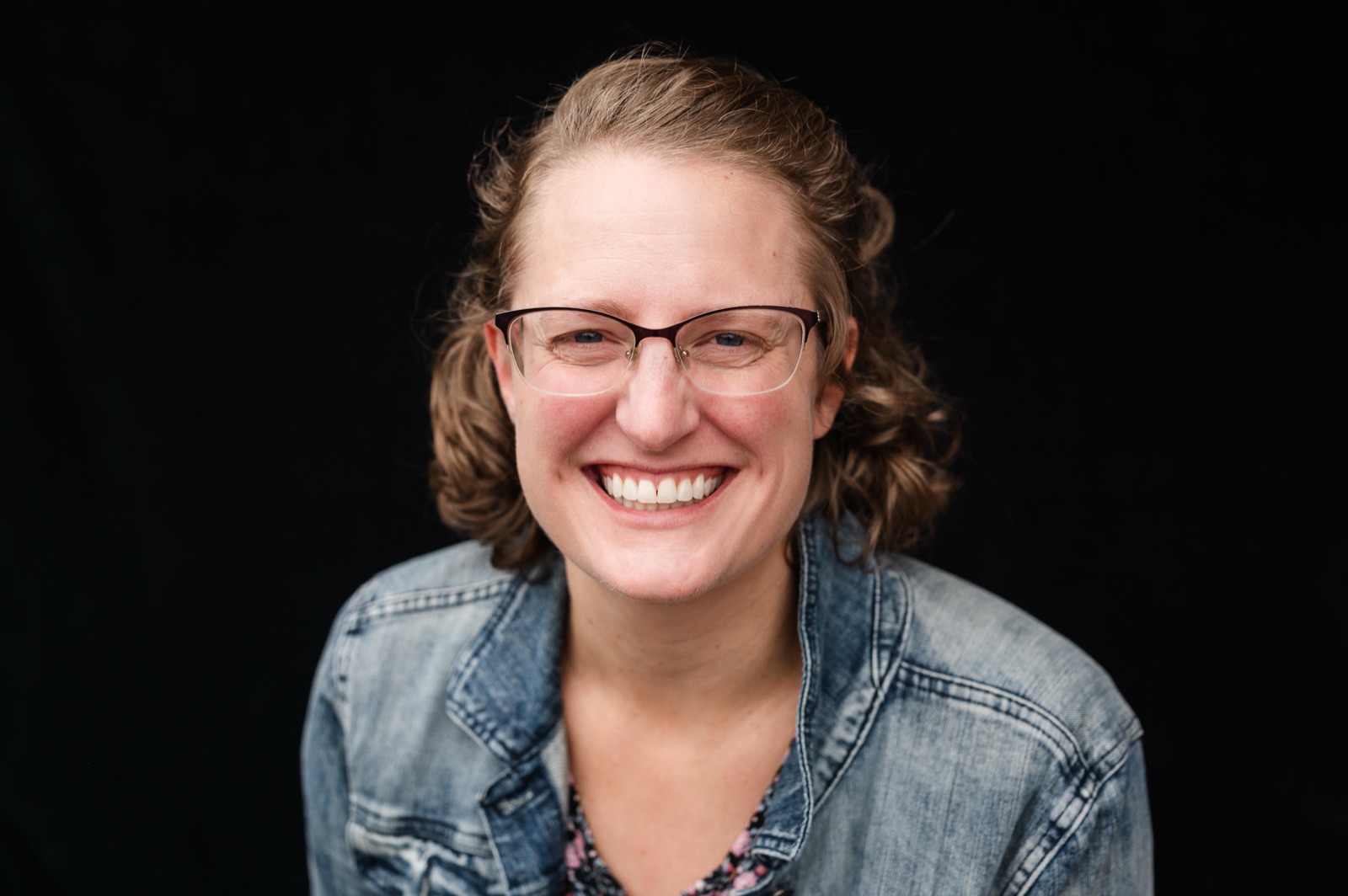 Eileen Bianamara, speech-language pathologist at Sound and Story Therapy, smiling in a professional portrait.